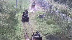 Quadami po pasie drogi granicznej. Pięciu mężczyzn ukaranych mandatami. Wideo