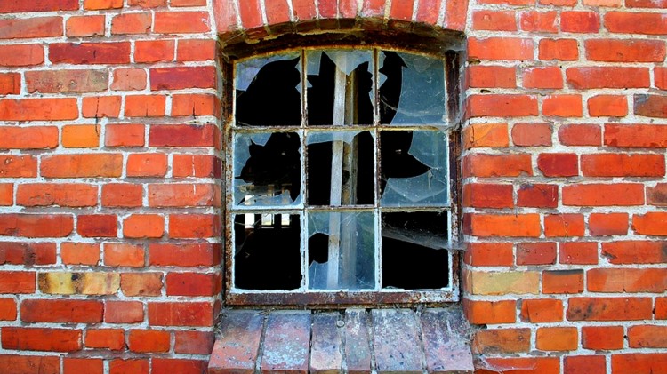 Malbork. Rzucał cegłami w szyby i groził śmiercią kobiecie – awanturnikowi…