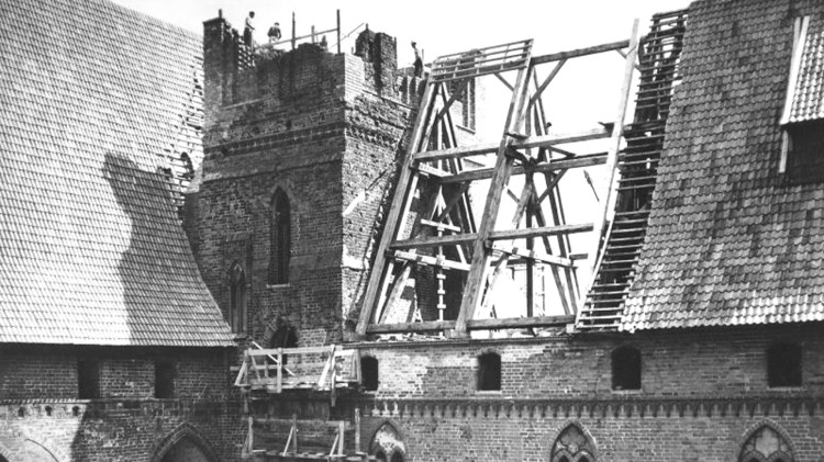 Malbork. Muzeum Zamkowe tworzy album z historią odbudowy zamku – podziel…
