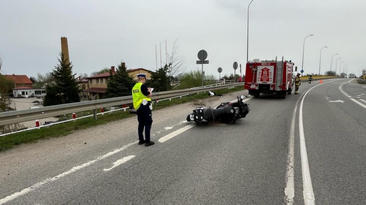 Powiat nowodworski. Jedna osoba w szpitalu po zderzeniu motocykla z osobówką…