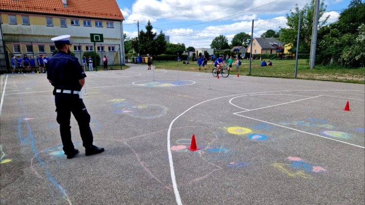 Powiat sztumski. Policjanci egzaminowali uczniów na kartę rowerową.…