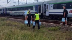 Powiat sztumski. Policjanci pomogli pasażerom pociągu, który utknął w szczerym polu. 