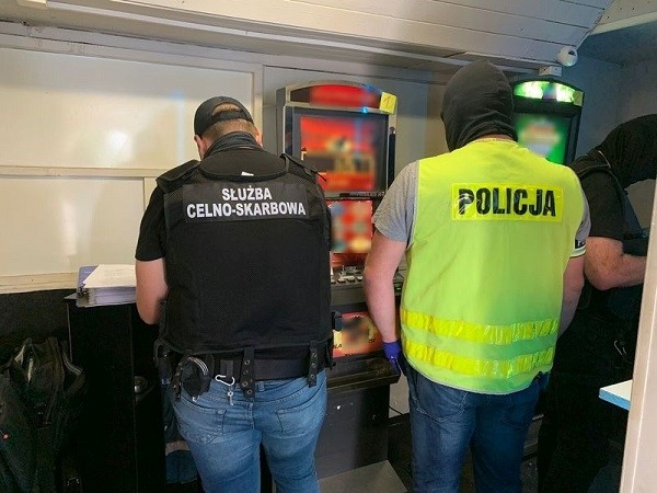 Kontrola salonów gier w Malborku. Nielegalne automaty i gotówka. Wspólna…