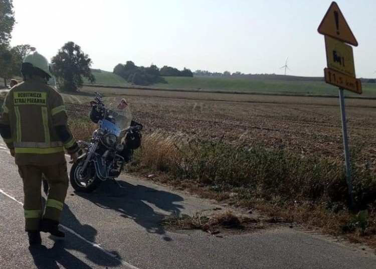 Powiat sztumski. Jazdę motocyklem zakończyli na znaku drogowym.