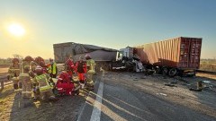 Poważny wypadek ciężarówek na S7. Zobacz zdjęcia.