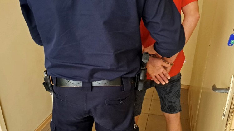 Ukradł alkohol, szarpał się z ochroniarzem, zaatakował policjantów…