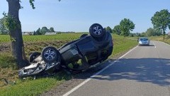 Groźny wypadek w Cygusach. 71-latek zasłabł za kierownicą i uderzył w drzewo.