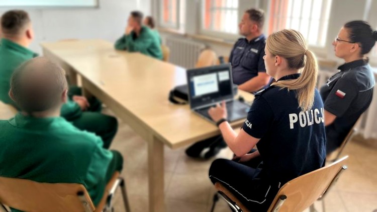 Świadomy kierowca - malborscy policjanci wspierają resocjalizację skazanych.