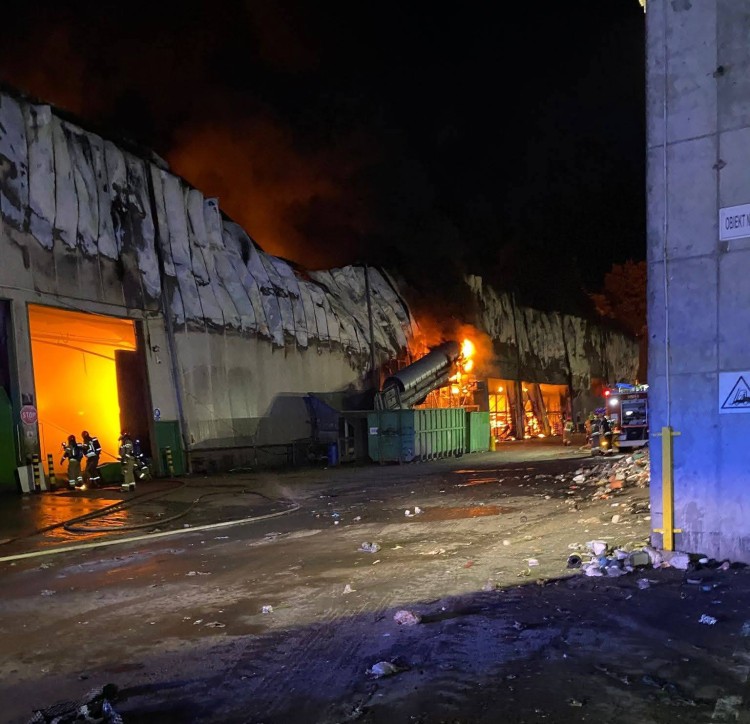 Pożar hali sortowni w Elblągu. Zakład spłonął doszczętnie, ale…
