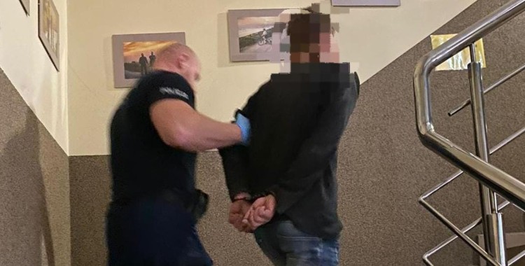 Włamał się do baru i ukradł ozdobną figurkę dzika – 22-latek zatrzymany…