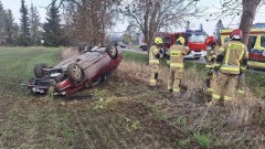 Policja wyjaśnia okoliczności dachowania w Laskach.