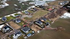 Zapadlisko na terenie posesji. Strażacy zastali wyrwę w gruncie o powierzchni 100 m²