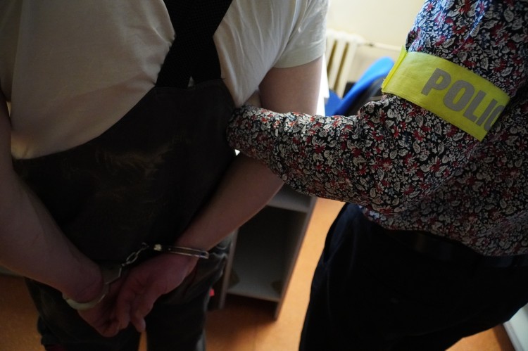 Nerwowe zachowanie pasażera zwróciło uwagę policjantów. Znaleziono…