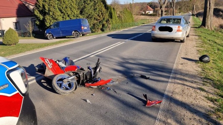 Zderzenie skutera z autem w Starym Mieście. 62-latek ukarany mandatem.