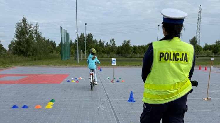 Praktyczny egzamin na kartę rowerową pod nadzorem policjantek z Komendy…