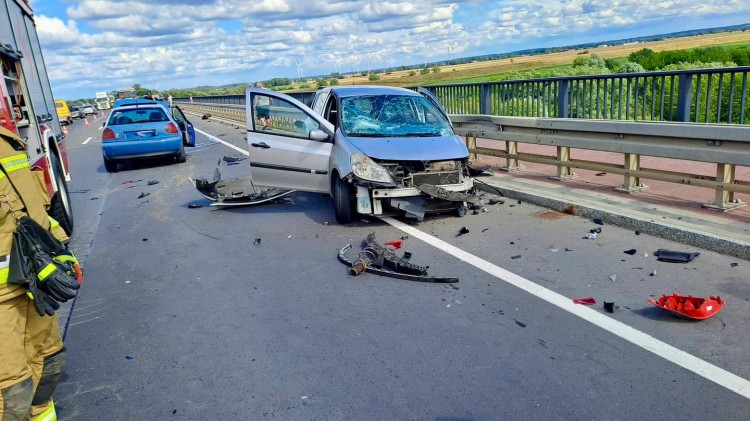 Zderzenie trzech samochodów na Moście Knybawskim. Jedna osoba trafiła…