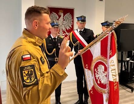 Nowy strażak w szeregach malborskiej PSP. Uroczyste ślubowanie funkcjonariusza…