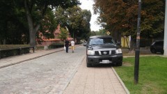 Mistrzowie(nie tylko)parkowania na chodniku przy zamku w Malborku –…