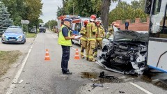 Policjanci wyjaśniają przyczyny poniedziałkowego wypadku autobusu i osobówki – weekendowy raport malborskich służb mundurowych.