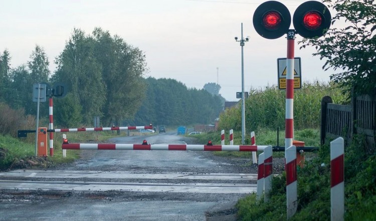 PKP. Przejazdy kolejowo-drogowe w 2020 r. bezpieczniejsze od roku poprzedniego.…