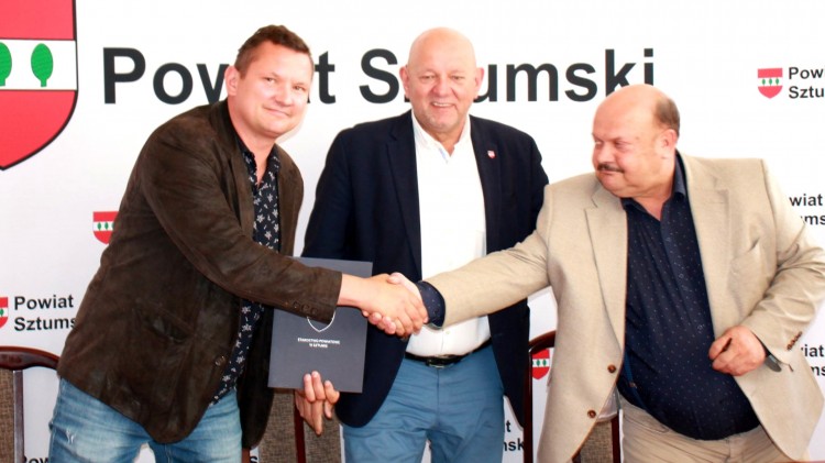 Sztum. Będą remonty dachów w powiecie – podpisano stosowne umowy.…