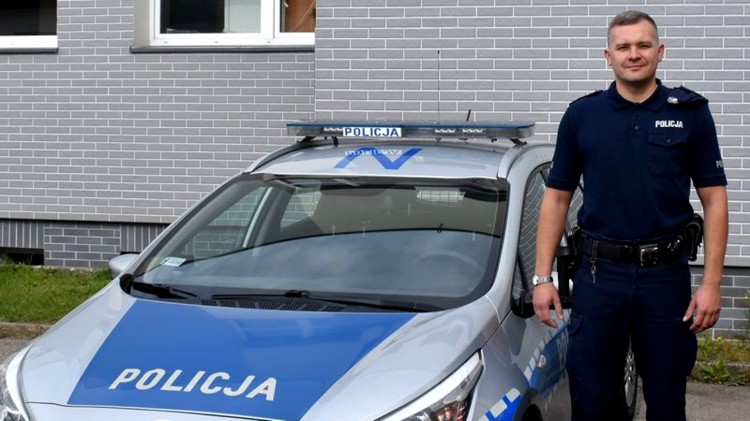 Malbork. Policjant ze strażakiem uratowali dziecko stojące w otwartym…