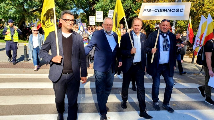 Widzę ciemność - protest samorządowców przeciwko rosnącym cenom…