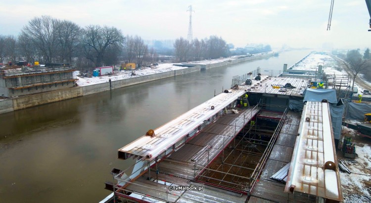 Nowakowo. Wykonawca rozpoczął montaż konstrukcji obrotowego mostu na…