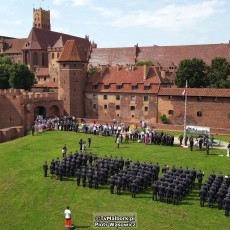 Malbork. Uroczysty apel żołnierzy 22. Bazy Lotnictwa Taktycznego z okazji…